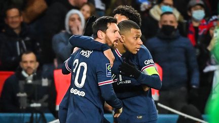 Kylian Mbappé et Lionel Messi célèbrent un but parisien lors du match de Ligue 1 opposant le PSG à Saint-Etienne, le 26 février 2022.&nbsp; (MATTHIEU MIRVILLE / DPPI / AFP)