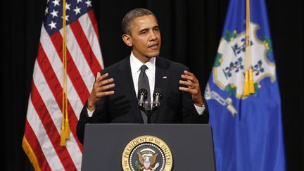 Barack Obama lors de son discours apr&egrave;s la fusillade meurtri&egrave;re dans l'&eacute;cole primaire de Newtown (Connecticut, Etats-Unis), &agrave; Newton, le 16 d&eacute;cembre 2012. (KEVIN LAMARQUE / REUTERS)