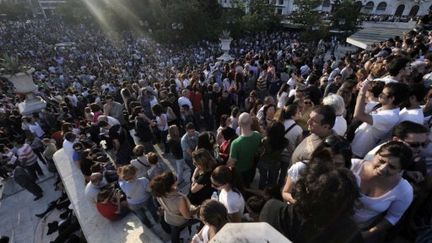 Affluence de milliers d'indignés sur la place Syndagma d'Athènes, mercredi 25 mai 2011. (AFP - Aris Messinis)