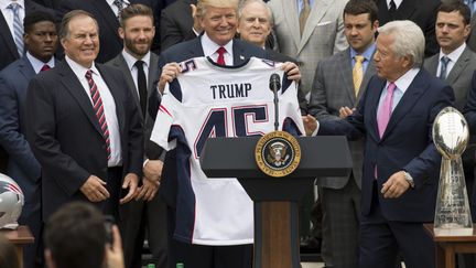 Trump avec un maillot des Patriots à son nom (2017) (SAUL LOEB / AFP)