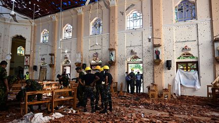 Des militaires sri lankais dans l'église de Saint-Sébastien à Negombo au Sri Lanka, le 22 avril 2019.&nbsp; (JEWEL SAMAD / AFP)