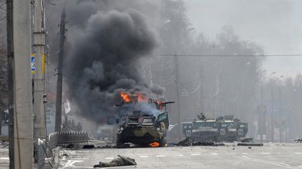 Image de la guerre en Ukraine, dimanche 27 février 2022. Un blindé russe de transport de troupes, en feu, durant les affrontements avec les forces armées ukrainiennes à Kharkiv. (SERGEY BOBOK / AFP)