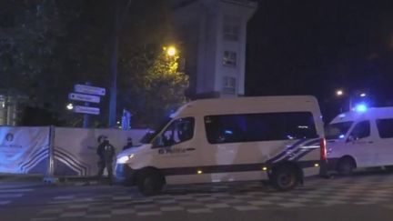 Un homme armé d’un fusil automatique a semé la terreur dans la soirée du lundi 16 octobre à Bruxelles (Belgique). Le bilan est pour le moment de deux morts, deux supporters suédois venus assister à la rencontre de football entre la Belgique et la Suède. (franceinfo)