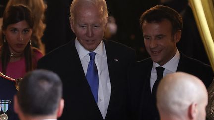 Le président américain, Joe Biden, et le président français, Emmanuel Macron, au sommet de l'Otan à Madrid, en Espagne, le 28 juin 2022. (BURAK AKBULUT / ANADOLU AGENCY / AFP)