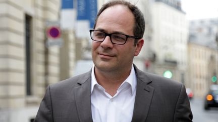 L'eurodéputé Emmanuel Maurel est allé rencontrer les "gilets jaunes" des Champs-Elysées lors de la mobilisation du 24 novembre 2018. (ZAKARIA ABDELKAFI / AFP)