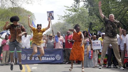 Le maire de New York Bill de Blasio (D) accompagn&eacute; de son &eacute;pouse Chirlane et ses deux enfants ex&eacute;cute sa d&eacute;sormais c&eacute;l&egrave;bre "Smackdown" danse &agrave; l'occasion du Labor Day &agrave; Brooklyn (Etats-Unis), le 1er septembre 2014. (MARK LENNIHAN / AP / SIPA)