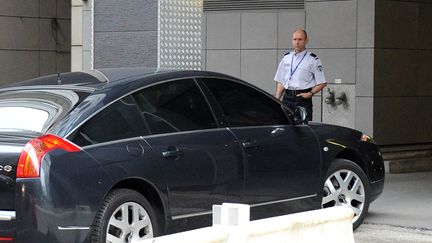 Le v&eacute;hicule de Nicolas Sarkozy arrive &agrave; la Direction centrale de la police judiciaire, &agrave; Nanterre (Hauts-de-Seine), mardi 1er juillet 2014. (DOMINIQUE FAGET / AFP)