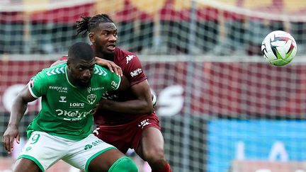 Un duel entre le Stéphanois Ibrahim Sissoko et le Messin Kevin N'Doram, lors du barrage L1/L2 à Metz, le 2 juin 2024. (FREDERICK FLORIN / AFP)