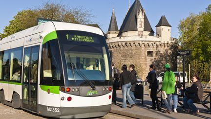 Le tramway nantais photographi&eacute; devant le ch&acirc;teau des ducs de Bretagne, le 3 mai 2012 &agrave; Nantes. (GUIZIOU FRANCK / AFP)