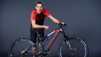 La champion olympique Julien Absalon lors d'une séance photo, le 2 mai 2019, à Paris. (BERTRAND GUAY / AFP)