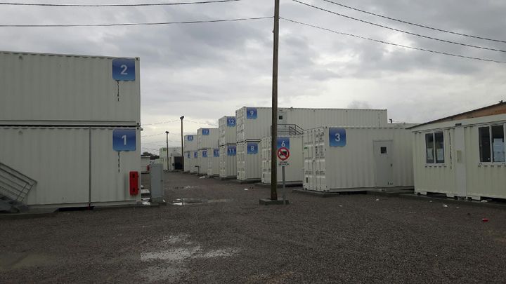 En novembre 2016, un mois après le démentèlement et l'évacuation, les 125 containers vides du centre d'accueil provisoire de la "jungle" de Calais (RADIO FRANCE / JÉRÔME JADOT)