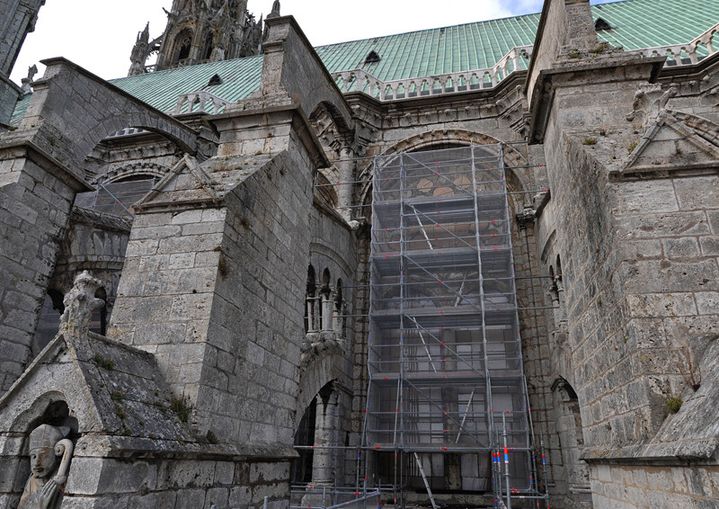 La façade Nord de la cathédrale de Chartres en travaux (15 septembre 2015)
 (Guillaume Souvant / AFP)