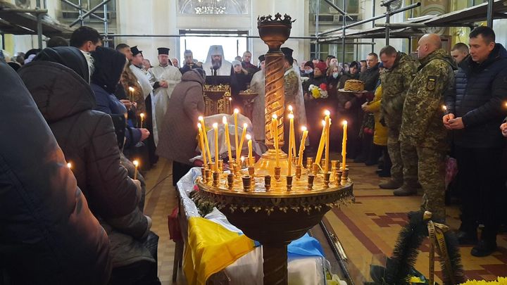 Les obsèques d'Ivan et Vadim, soldats tués lors de bombardements, à Loutsk, dans l'ouest de l'Ukraine, le 12 mars 2022.&nbsp; (SANDRINE ETOA-ANDEGUE / RADIO FRANCE)