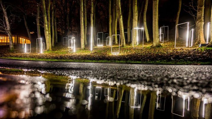 "The Fragments", installation sonore et visuelle créée par Niid et Sedemminut. (CONSTELLATIONS)