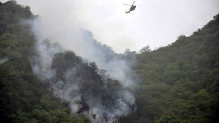 Un hélicoptère survole la zone où un avion de ligne s'est écrasé, près d'Islamabad (28 juillet 2010) (AFP / Aamir Qureshi)