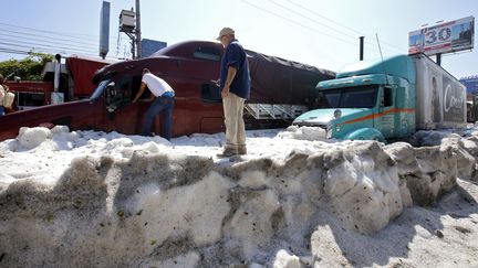 Des camions se sont également retrouvés pris dans la glace, le 30 juin 2019 à Guadalajara (Mexique). (ULISES RUIZ / AFP)