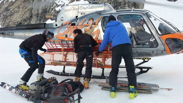 &nbsp; (Chargement de l'hélicoptère avant la descente vers Chamonix © Guillaume Battin)