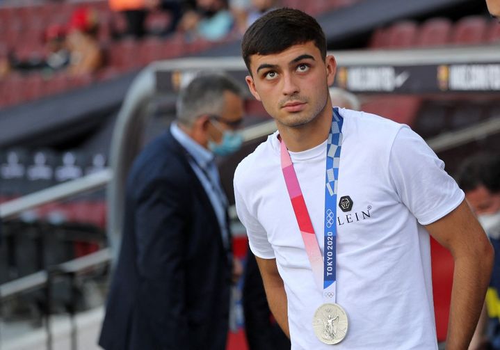 Pedri avec la médaille d'argent olympique autour du cou, pendant le match opposant le FC Barcelone à Levante UD, le 26 septembre 2021 au Camp Nou. (JOAN VALLS / NURPHOTO)