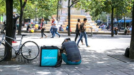 Un livreur Deliveroo à Paris, le 10 août 2019. (NICOLAS GUYONNET / HANS LUCAS / AFP)