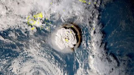 Une capture d'images du satellite japonais Himawari-8 montre l'éruption volcanique qui a provoqué un tsunami aux Tonga. Elle a été publiée par l'Institut national de l'information et des communications japonais, le 15 janvier 2022. (NATIONAL INSTITUTE OF INFORMATION AND COMMUNICATIONS (JAPAN))