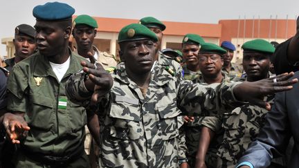 Le leader de la junte, Amadou Sanogo (au centre), &agrave; l'a&eacute;roport de Bamako&nbsp;(Mali), le 29 mars 2012. (ISSOUF SANOGO / AFP)