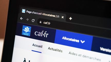 Le barème complet de la prime de Noël est consultable sur le site de la Caisse d'allocations familiales. (FIORA GARENZI / HANS LUCAS / AFP)