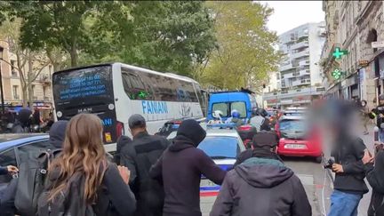 Manifestation contre les violences policières : une enquête ouverte après l'attaque d'une voiture de police à Paris (Franceinfo)