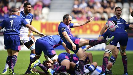 Le Parisien Julien Dupuy joue par dessus face à Castres (FRANCK FIFE / AFP)