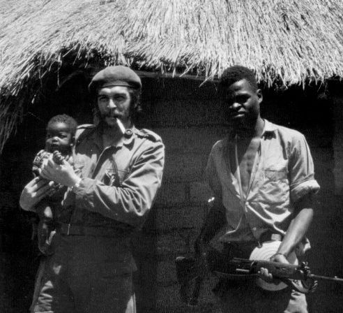 Che Guevara dans un village du Sud-Kivu durant sa campagne congolaise en 1965. (Photo AFP)