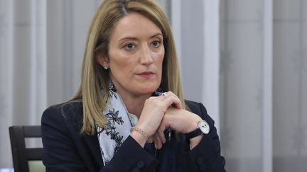 Roberta Metsola lors d'une réunion avec des sénateurs polonais, au Parlement polonais à Varsovie, le 28 octobre 2021. (WOJCIECH OLKUSNIK / EPA/PAP)