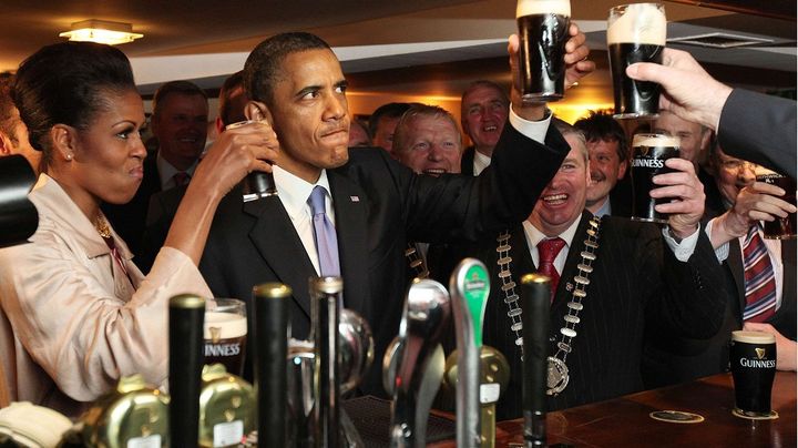 Le pr&eacute;sident am&eacute;ricain Barack Obama et son &eacute;pouse d&eacute;gustent une Guinness dans un pub, &agrave; Moneygall (Irlande), le 23 mai 2011.&nbsp; (AP / SIPA )