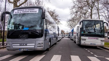 Des autocaristes manifestent à Paris pour demander la prolongation et le renforcemet des aides financières du gouvernement, le 12 mars 2021. (BRUNO LEVESQUE / MAXPPP)