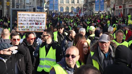 Un milier de "gilets jaunes" ont manifesté samedi 23 février à Lille, dans le Nord. (FRANÇOIS CORTADE / RADIO FRANCE)