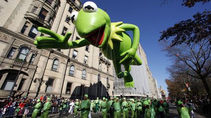 La grenouille Kermit, une des attractions de la traditionnelle parade de Macy's &agrave; l'occasion de Thanksgiving &agrave; New York, le 24 novembre 2011. (GARY HERSHOM / REUTERS)