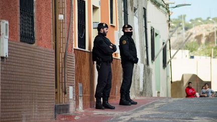 &nbsp; (Gardes civiles espagnols lors d'une opération antiterroriste en févirer dernier © REUTERS/Jesus Blasco de Avellaneda)