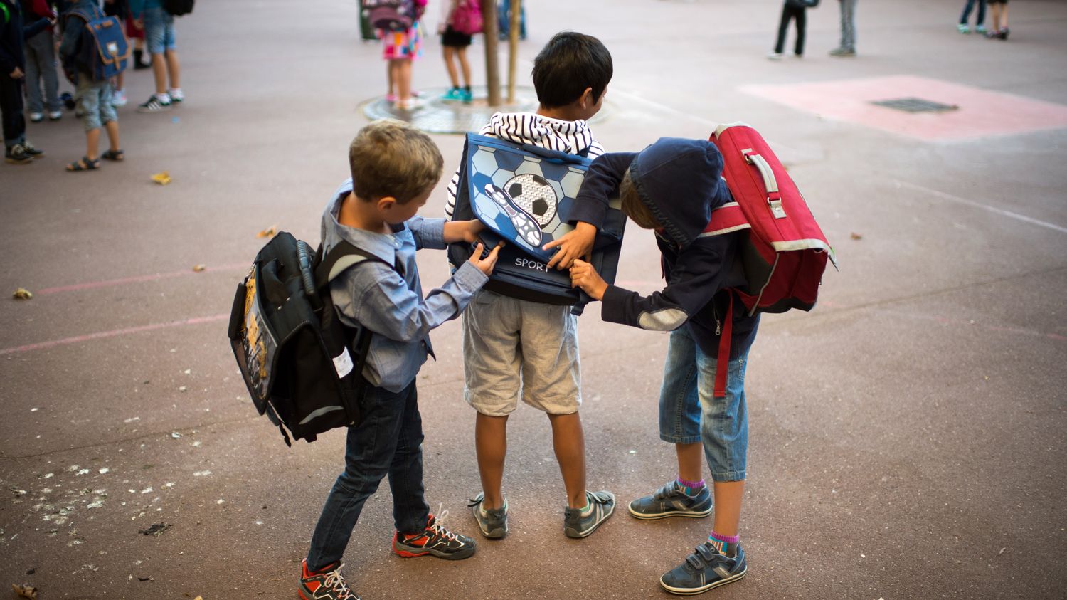 We going to School today. Students in Paris. Tedbirler.