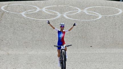 En démonstration, Pauline Ferrand-Prévôt remporte le seul titre qui manquait à sa carrière en VTT. Après les échecs de Londres, Rio et Tokyo, la Rémoise a décroché, sur la colline d'Élancourt, la deuxième médaille d'or des Français. (JOHN MACDOUGALL / AFP)