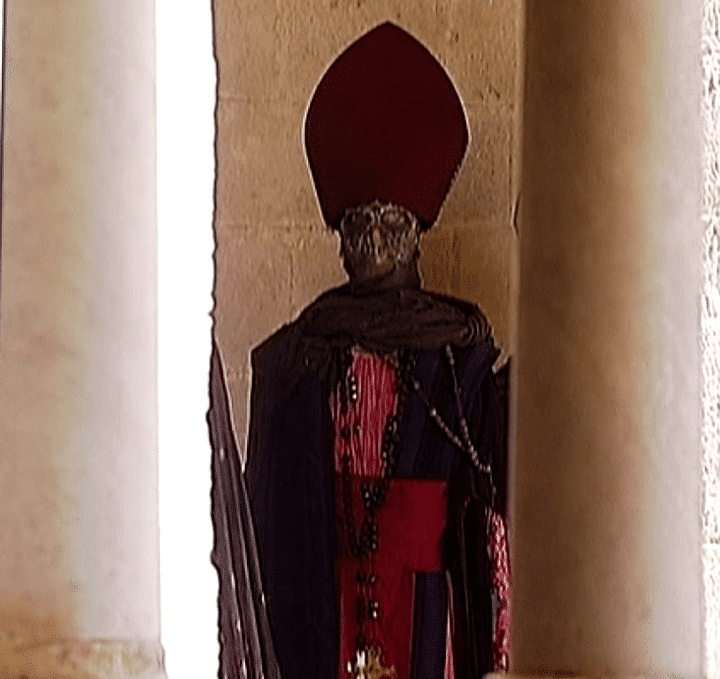 Un cardinal habillé par Christian Lacroix échappé de l'opéra Aïda et caché entre deux piliers de l'abbaye de Montmajour
 (France3 / Culturebox)