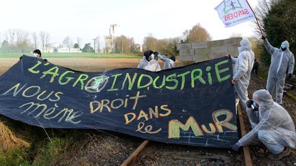 Des membres du collectif "Bretagne contre les fermes usines", le 19 mars 2022 à Saint-Gérand (Côtes d'Armor). (JEAN-FRANCOIS MONIER / AFP)