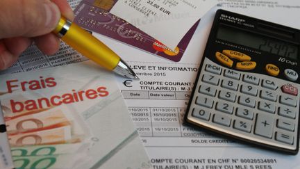 Les frais bancaires représentent 19 euros en moyenne par an. (JEAN-FRAN?OIS FREY / MAXPPP)