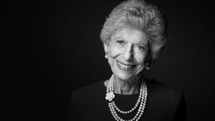 L'historienne française Hélène Carrère d'Encausse posant lors d'une séance photo à Paris le 21 février 2022. (JOEL SAGET / AFP)