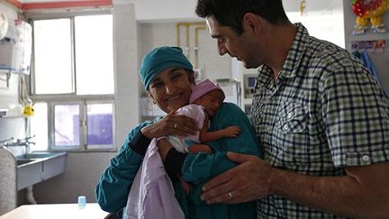 Daniel 39 ans et Rekha 42 ans, un couple de Londoniens avec leur bébé, Gabriella. 
 
Ils ont entendu parler de la clinique dans une émission de télévision.

Apres avoir rencontré le Dr Patel à Londres, ils ont décidé de vendre leur restaurant pour pouvoir financer leur rêve le plus cher, avoir un enfant.

Ils se sont envolés pour l’Inde, car ils voulaient absolument rencontrer Naina, la mère porteuse de Gabriella, quelques jours avant la naissance du bébé.

Ils ont décidé que, plus tard, ils raconteraient tout à leur fille, ce qui est rare car beaucoup de parents préfèrent garder le secret.
 (REUTERS / Mansi Thapliyal)