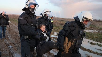 La jeune militante écologiste Greta Thunberg interpellée par la police après une manifestation contre une mine de charbon à Lützerath, en Allemagne, le 17 janvier 2023. (CHRISTOPH REICHWEIN / DPA / AFP)