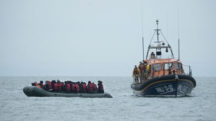 Des migrants aidés par un bateau de sauvetage britannique, le 24 novembre 2021. (BEN STANSALL / AFP)