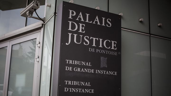 Entrée du palais de justice de Pontoise, tribunal de commerce, le 26 novembre 2013. (XAVIER DE TORRES / MAXPPP)