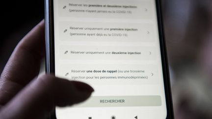 Il est possible de réserver des rendez-vous de vaccination sur le site Maiia, qui n'est pas saturé selon son directeur de la communication.&nbsp; (MAGALI COHEN / HANS LUCAS VIA AFP)