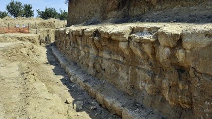 Le mausolée datant du 4e siècle avant JC situé à Kasta, près d'Amphipolis, en Grèce, en août 2013. 
 (SAKIS MITROLIDIS / AFP)