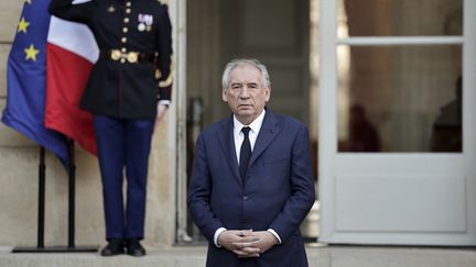 Le premier ministre François Bayrou observe une minute de silence à Matignon (Paris), en hommage aux victimes du cyclone Chido à Mayotte, le 23 décembre 2024. (STEPHANE DE SAKUTIN / AFP)