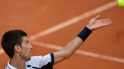 Le N.1 mondial, Novak Djokovic, au service