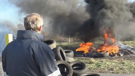 Les salariés d'Ascoval manifestent devant l'usine de Saint-Saulve, dans le Nord. (GILLES GALLINARO / FRANCE-INFO)